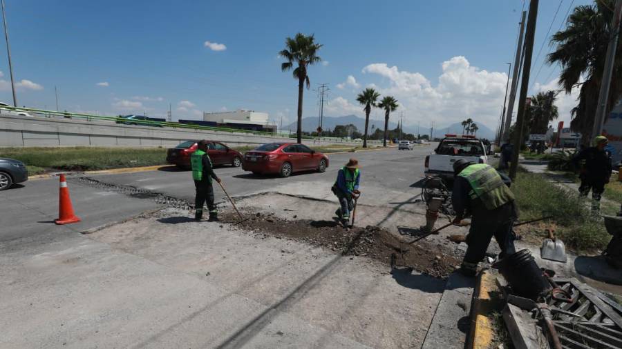Cuadrillas municipales realizan trabajos de reparación en una rejilla pluvial dañada sobre la lateral del bulevar Fundadores, a la altura de Mirasierra.