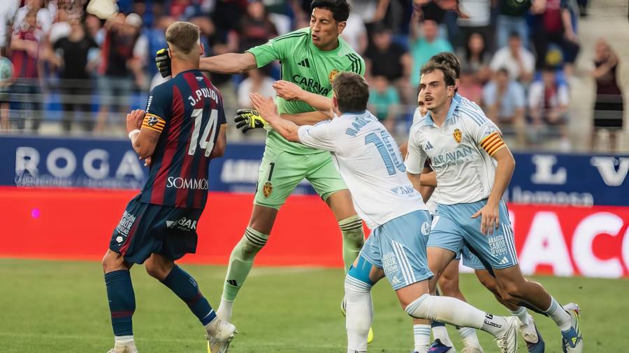 El portero argentino se convirtió en el centro de la polémica tras protagonizar una agresión durante el partido entre S.D. Huesca y Zaragoza.