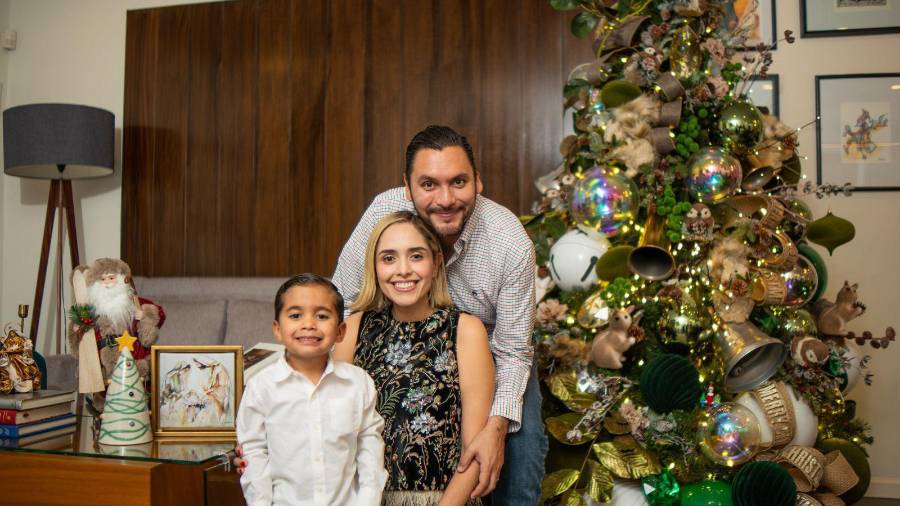 El alcalde de Monclova, Carlos Villarreal, acompañado de su esposa Mavi Sosa y su hijo, dirigió un mensaje de buenos deseos a las familias del municipio con motivo de las celebraciones decembrinas.