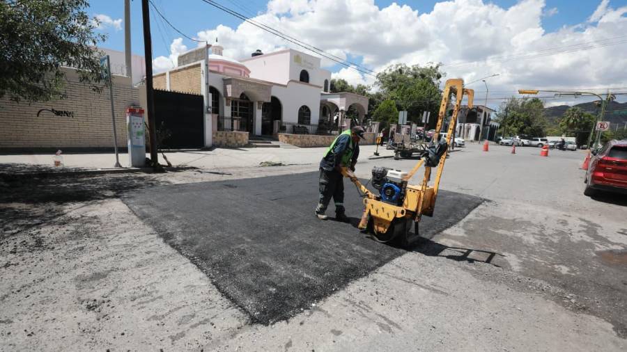 El Municipio informó que mantiene labores de rehabilitación de pavimento en diferentes sectores de Saltillo.