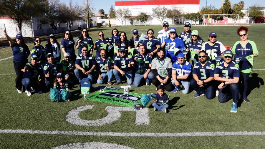 Aficionados de los Seahawks de Seattle en Saltillo se reunieron en el Campo de la UVM para celebrar el título del Super Bowl.
