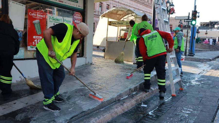 Realiza Saltillo limpieza profunda de banquetas en el Centro Histórico