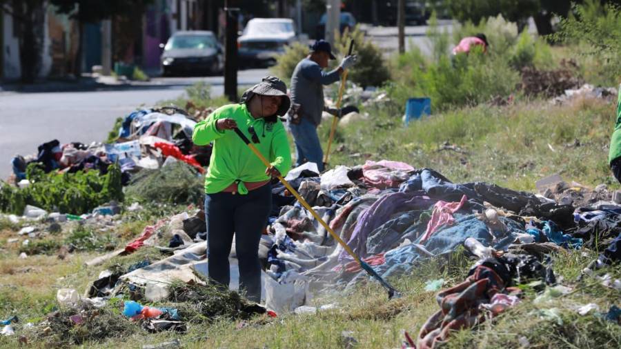 El Gobierno Municipal retiró basura, muebles y otros desechos acumulados en el canal pluvial entre Lomas del Refugio y Parajes de Santa Elena.