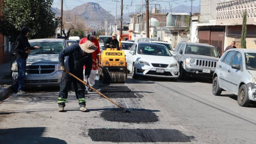 Personal de Infraestructura y Obra Pública atiende diversos tramos dañados para mejorar la seguridad vial y la movilidad urbana.
