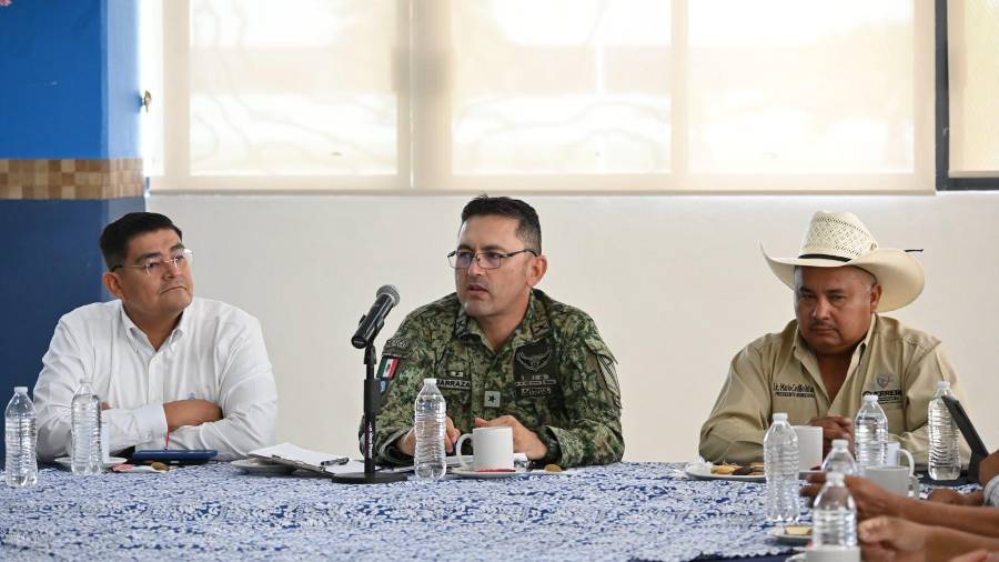El alcalde de Nava, Iván Ochoa Rodríguez, participó en la reunión regional de seguridad realizada en las instalaciones del 12/o Regimiento de Caballería, donde se revisaron estrategias para fortalecer la coordinación entre municipios.