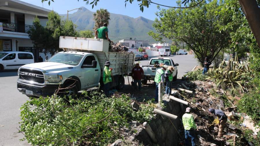 Brigadas municipales retiraron basura, maleza y escombro acumulados en el arroyo Pereyra, a la altura del fraccionamiento Lomas Verdes.