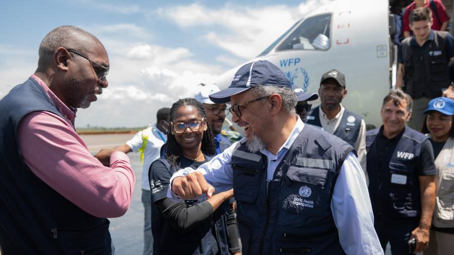 El director general de la Organización Mundial de la Salud Tedros Adhanom Ghebreyesus (der) es recibido en el aeropuerto de Bunia, Congo, el 30 de mayo del 2026.