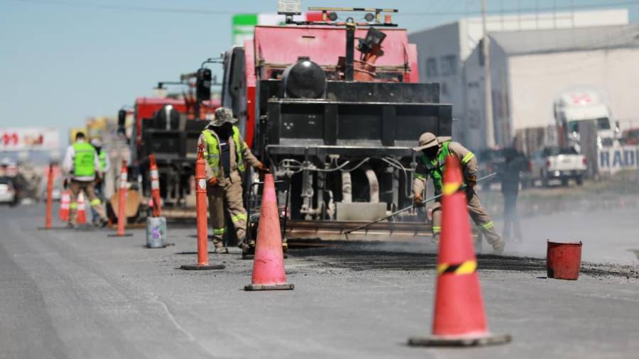 Cuadrillas municipales aplican asfalto caliente en distintos bulevares de Saltillo como parte del programa permanente de rehabilitación vial.