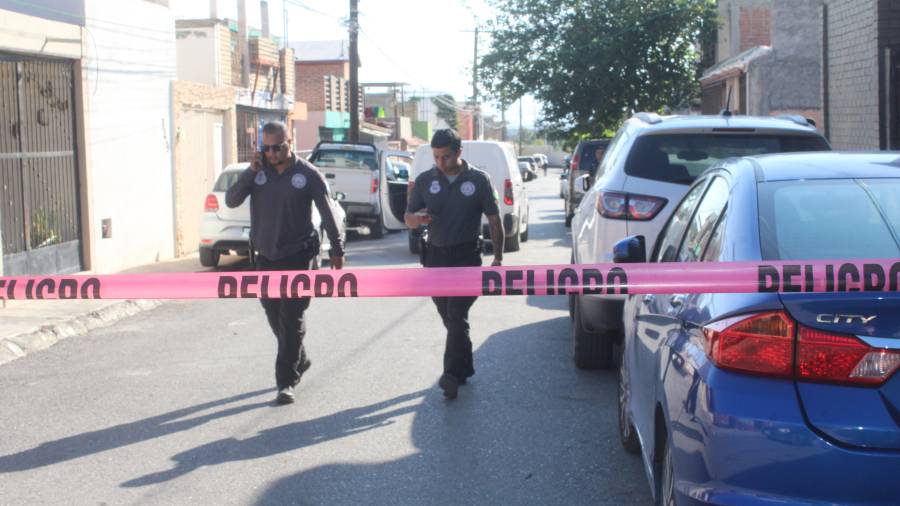 Autoridades municipales y estatales acudieron al domicilio ubicado en la colonia Oceanía, donde un hombre de 56 años fue localizado sin vida tras sufrir una caída al exterior de su vivienda.