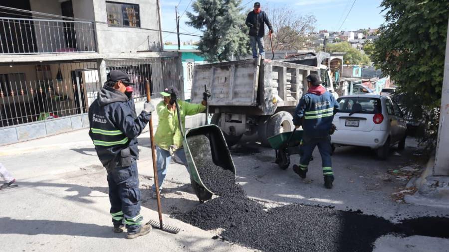 El Gobierno de Saltillo invita a la ciudadanía a reportar baches mediante el Chat Bot “Saltillo Fácil”, para agilizar la atención en colonias y avenidas de la ciudad.