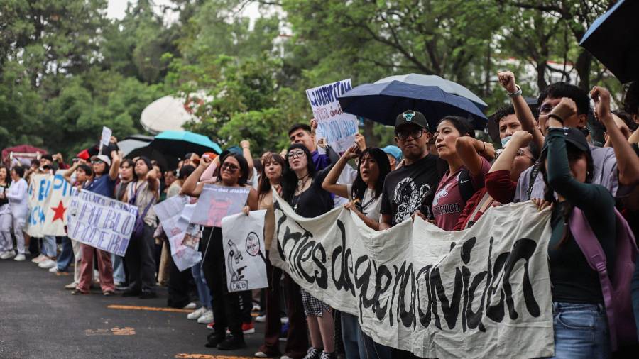 Estudiantes del IPN tomaron las instalaciones de Canal Once como parte de sus protestas en la que exigen la destitución de Arturo Reyes Sandoval, director del Instituto.