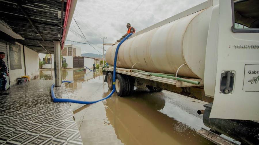 Una pipa cisterna participa en los trabajos de desfogue en sectores críticos de Torreón, donde las lluvias dejaron vialidades anegadas.