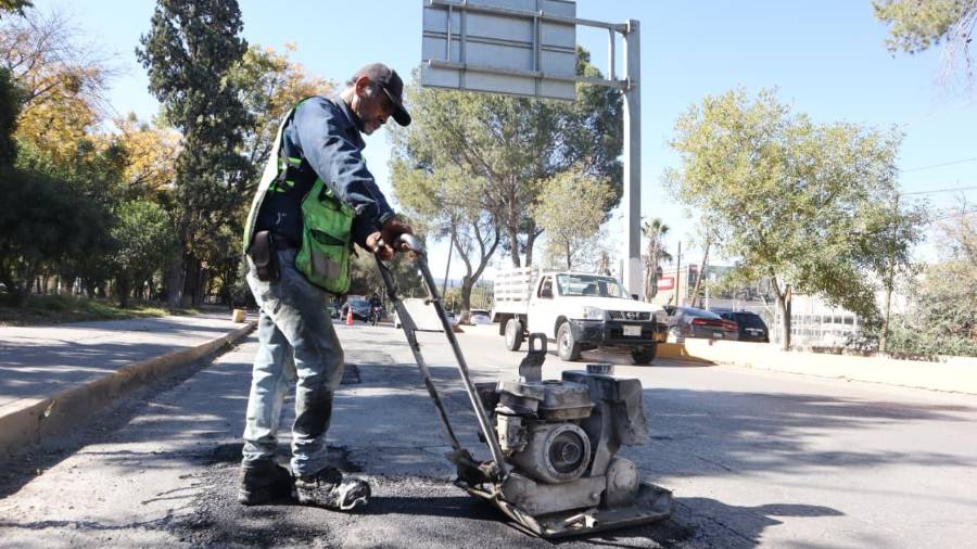 Personal de la Dirección de Infraestructura y Obra Pública atendió tramos dañados del asfalto para mejorar la seguridad y reducir riesgos de accidentes.