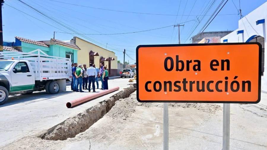 Cuadrillas municipales mantienen labores permanentes para renovar calles, redes de saneamiento y áreas de convivencia, en Monclova.