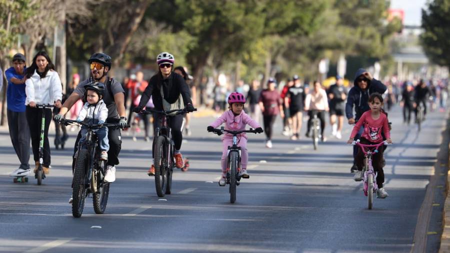 Cientos de familias aprovecharon el clima favorable para ejercitarse y convivir en la Ruta Recreativa sobre Venustiano Carranza.