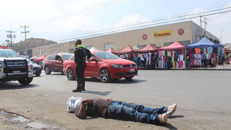 El afectado quedó tendido en el pavimento luego del accidente.