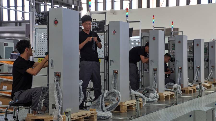 Trabajadores en una fábrica de Mengma Intelligent Transportation Equipment Manufacturing Base en Hohot, en Mongolia Interior, China.