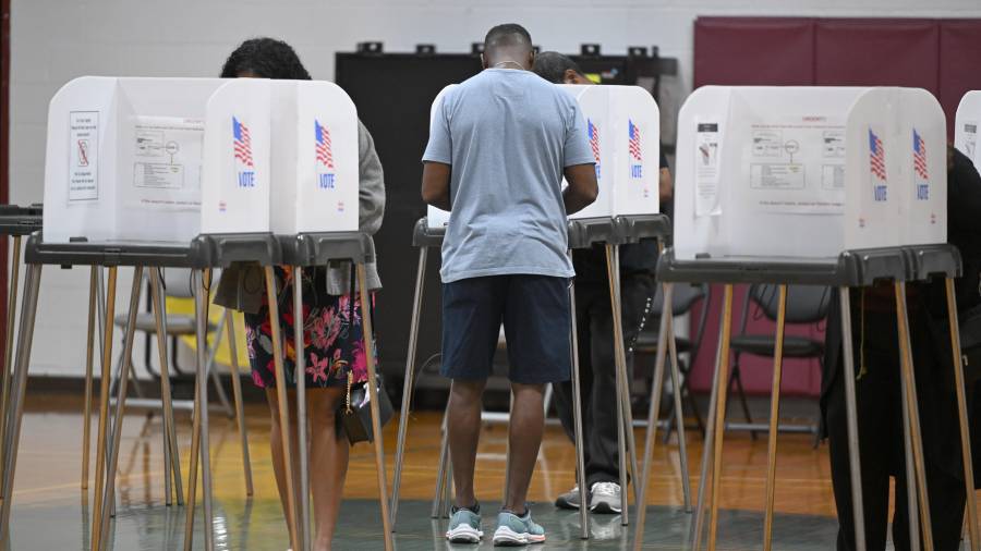 Varias personas emiten su voto en el Centro Comunitario de Upper Marlboro el martes 23 de junio de 2026, en esa localidad de Maryland.