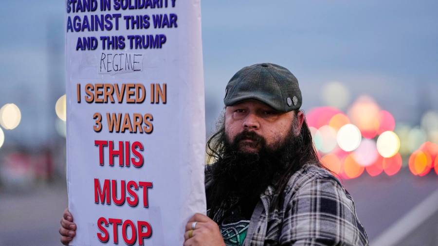 El veterano del ejército Christopher William McFarland protesta contra la guerra en Irán el lunes 2 de marzo de 2026 en Clarksville, Tennessee.