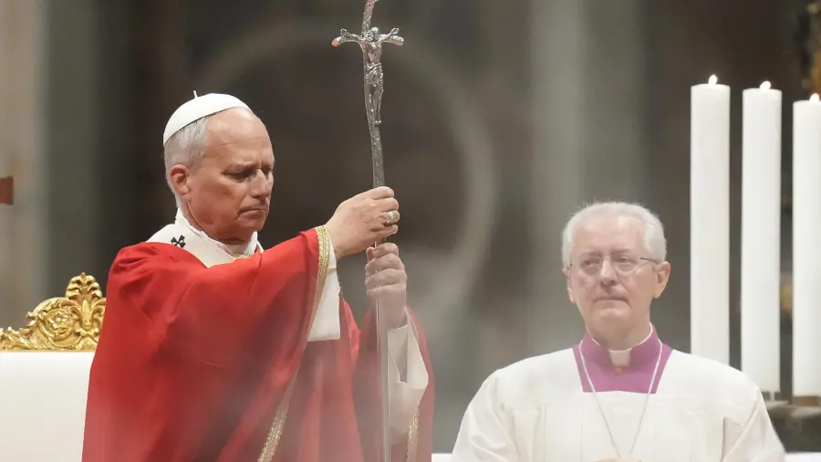 El papa León XIV celebra una misa en la Basílica de San Pedro, en el Vaticano, el jueves 8 de octubre de 2026, con motivo de la inauguración anual del curso académico de las universidades pontificias.