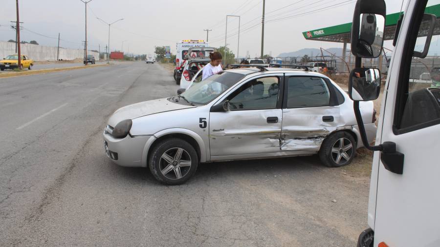 Paramédicos acudieron al lugar de los hechos, pero no se reportaron personas heridas.