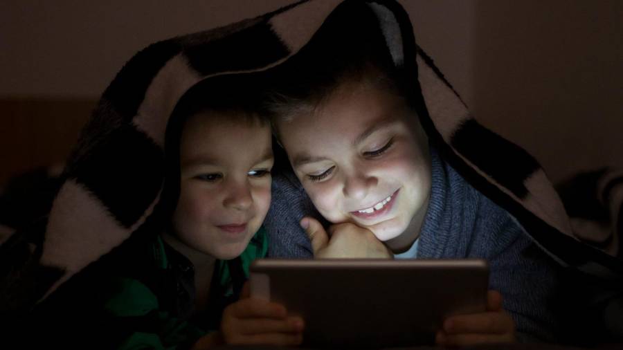 El uso excesivo de pantallas puede provocar sequedad ocular, fatiga visual y dolor de cabeza en niñas y niños.