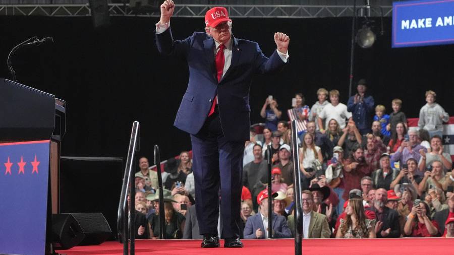 El presidente Donald Trump baila en un acto de campaña en el Majestic Valley Arena, el miércoles 14 de octubre de 2026, en Kalispell, Montana.