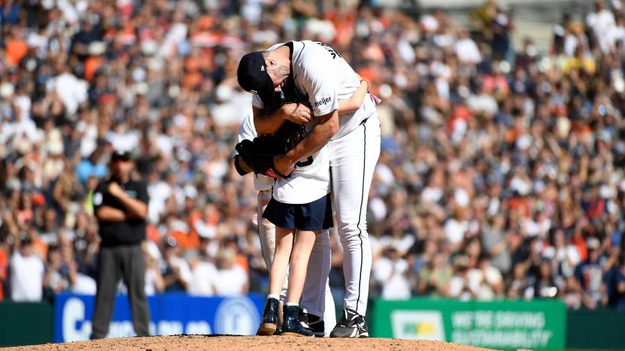 Justin Verlander recibió una ovación en Comerica Park tras completar ante Pittsburgh la última apertura de sus 21 temporadas en las Grandes Ligas.
