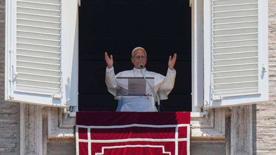 El papa León XIV bendice a los fieles durante el rezo del Ángelus desde la ventana de su estudio con vistas a la Plaza de San Pedro, en el Vaticano.