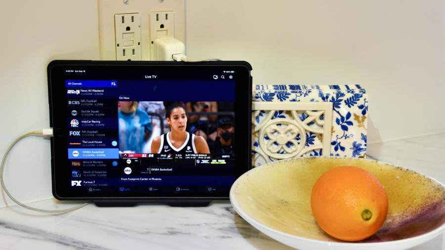 Una vieja tableta apoyada en una mesa para usarla como reproductor multimedia.