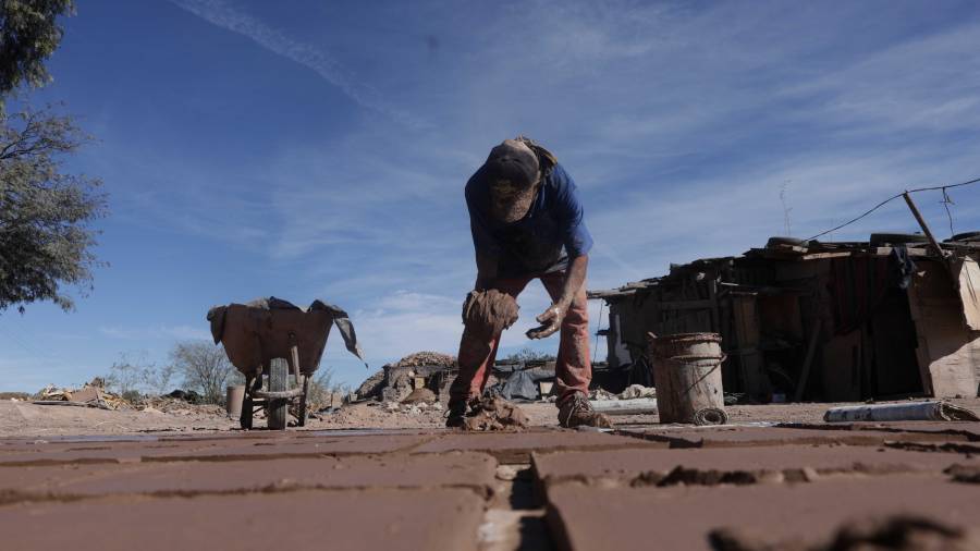‘Batallamos para subsistir’: ladrilleros de Saltillo, entre la carencia y la contaminación del aire