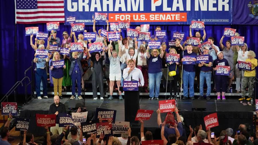 El candidato demócrata al Senado estadounidense, Graham Platner, durante una eventota para seguir los resultados de las primarias tras ganar la nominación demócrata en Blue Hill, Maine.