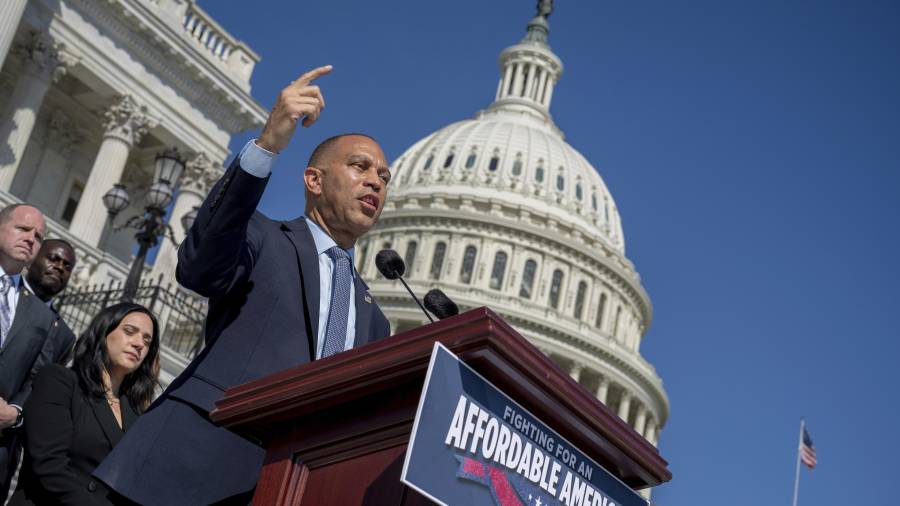El líder demócrata de la minoría de la Cámara de Representantes, Hakeem Jeffries reúne a los demócratas para dar un discurso en las escalinatas del Capitolio en Washington, el miércoles 16 de septiembre de 2026.