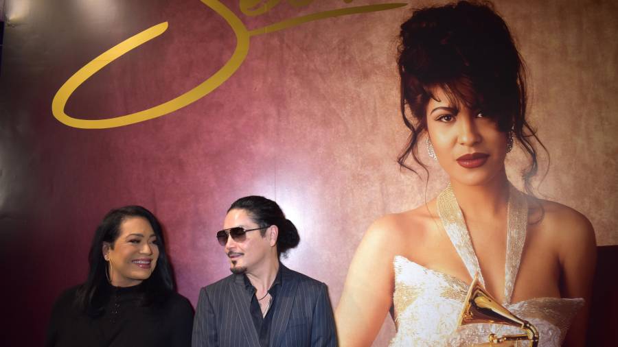 Tesoro. Vestidos, accesorios y el último micrófono que usó Selena en el escenario forman parte del homenaje a su legado musical.