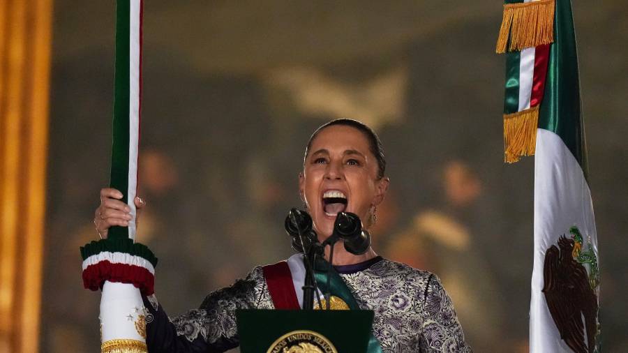 La presidenta Claudia Sheinbaum hace sonar la campana al dar el grito desde el balcón del Palacio Nacional para dar inicio a las celebraciones del Día de la Independencia en el Zócalo en Ciudad de México.