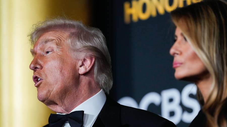 El presidente de Estados Unidos, Donald Trump, y la primera dama, Melania Trump, en la alfombra roja en la 48va gala de premios del Kennedy Center en el John F. Kennedy Center for the Performing Arts.
