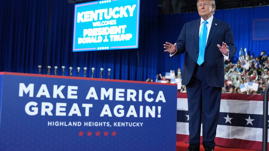 El presidente Donald Trump llega para intervenir en un mitin de campaña en el Truist Arena, en la Northern Kentucky University, el sábado 17 de octubre de 2026, en Highland Heights, Kentucky.