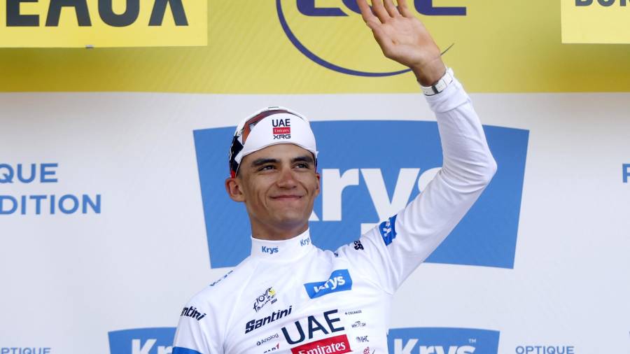 Con su jersey blanco, Isaac del Toro continúa entre los protagonistas del Tour de Francia 2026.