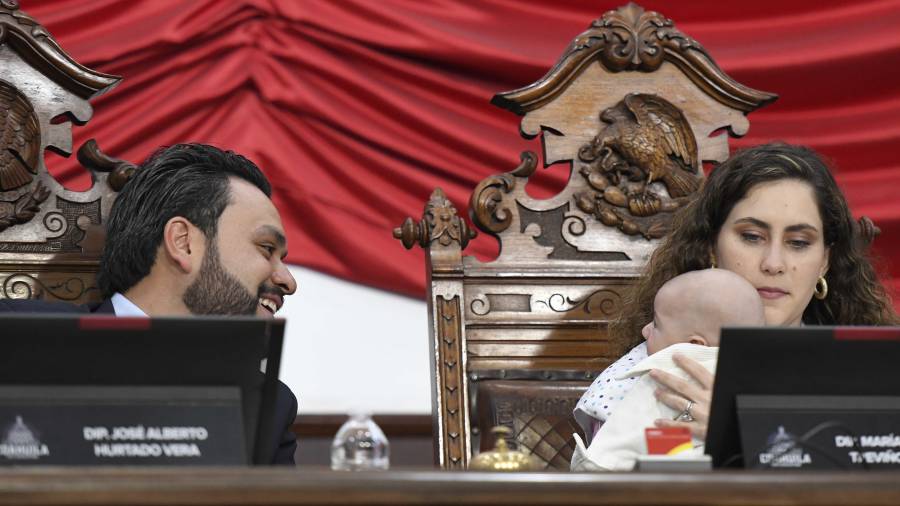 La diputada María del Mar Treviño inició la sesión del Congreso de Coahuila con su hijo en brazos, un gesto que generó reconocimiento entre legisladores y visibilizó la conciliación entre maternidad y vida laboral.