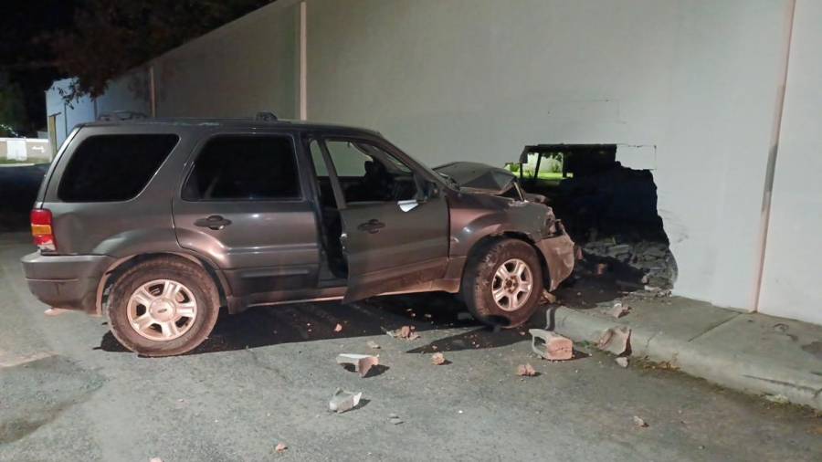 El impacto dejó un gran agujero en la pared de block; solo se registraron daños materiales.