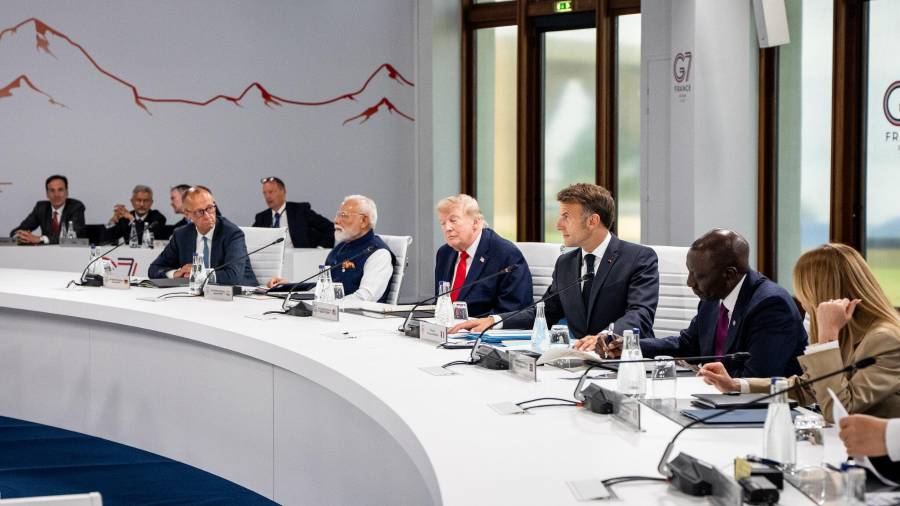 El presidente Donald Trump conversa con mandatarios internacionales en el marco de la cumbre del G7 celebrada en Francia, donde el anuncio de un principio de acuerdo de paz con Irán suavizó el tono de las discusiones bilaterales.