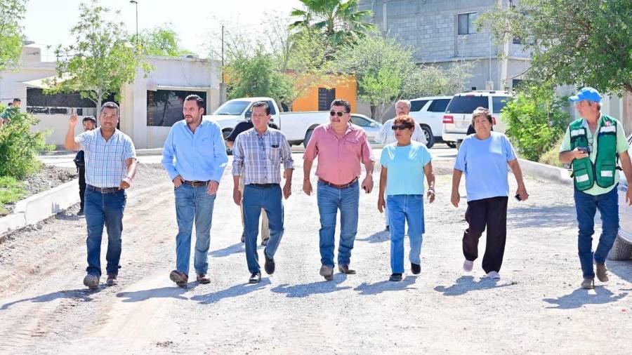 Carlos Villarreal (segundo de izq. a der.), supervisó y entregó obras de pavimentación, recarpeteo y rehabilitación en distintos sectores de Monclova durante la última semana.