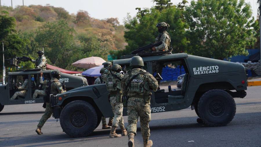 Doce personas detenidas y una toma clandestina deshabilitada son el resultado del operativo más reciente del Plan Michoacán por la Paz y la Justicia.
