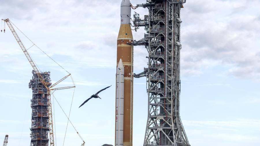 El cohete SLS con una cápsula Orión, parte de la misión Artemis 2, está siendo transportado desde el Edificio de Ensamblaje de Vehículos de la NASA a la plataforma 39B del Centro Espacial Kennedy en Titusville.