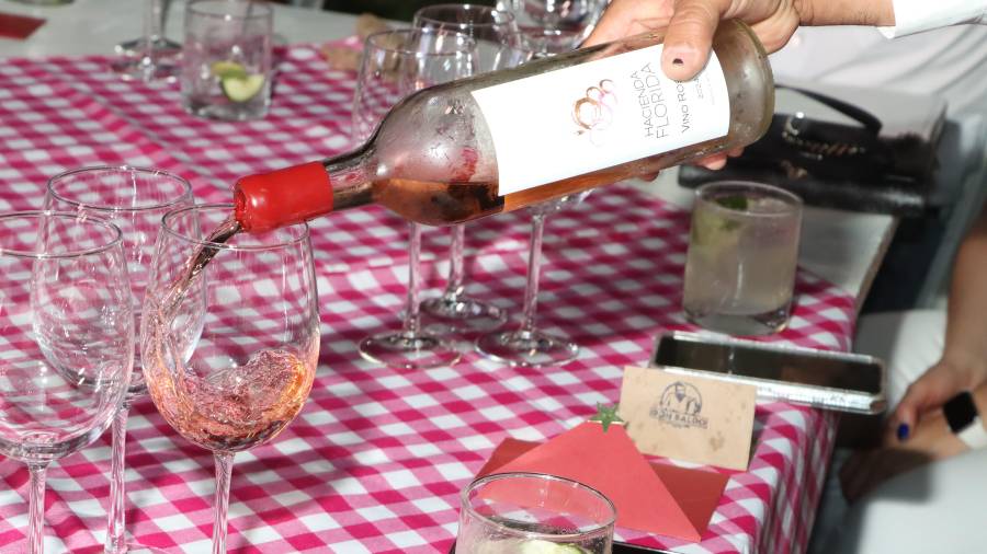 En un ambiente festivo al puro estilo de feria texana, la velada convocó al sabor, la música, la diversión y la hermandad.