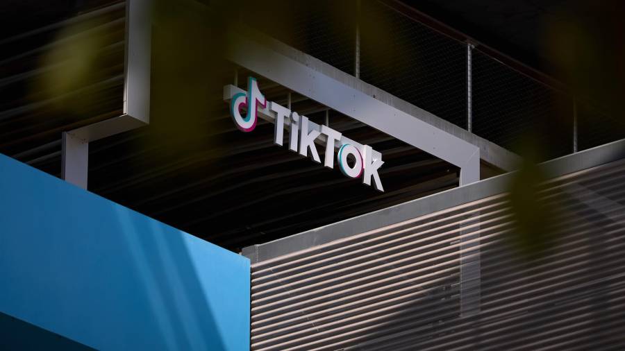 Un cartel de TikTok en la sede de Los Ángeles, California. El gigante chino de las redes sociales TikTok llegó a un acuerdo para que sus operaciones en EU queden bajo control de estadounidenses.