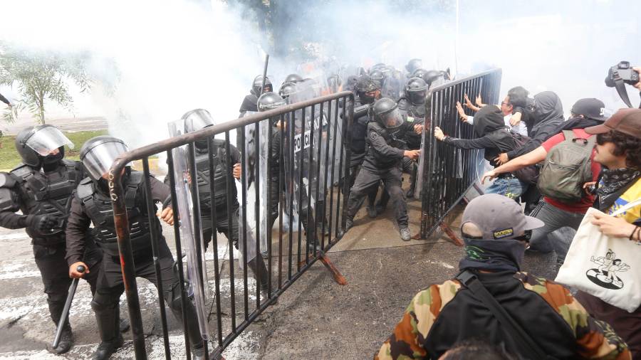 Jalisco investiga a 17 policías por presuntas irregularidades durante la protesta por agua limpia del 11 de octubre en Guadalajara.