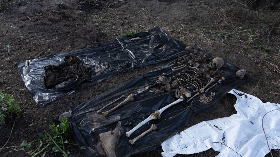 Las buscadoras informaron que detectaron playeras tipo polo, pantalones, sudaderas, shorts, botas y artículos personales que podrían ayudar en la identificación de los restos.