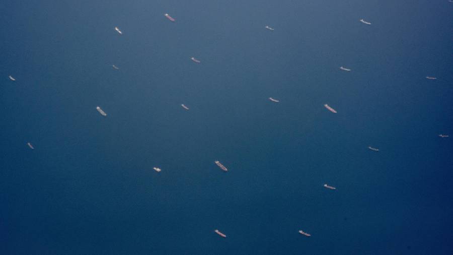 Barcos cerca del estrecho de Ormuz. Irán ha sobrevivido a décadas de sanciones; ante la imposición de nuevas medidas, es probable que opte por la escalada en lugar de rendirse, según señalaron los analistas.