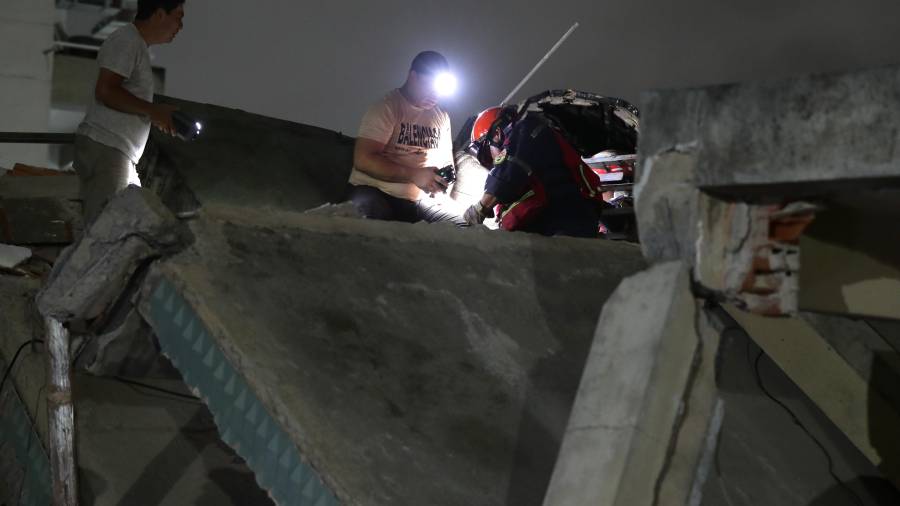 Integrantes de Cuerpos de Emergencia realizan labores de rescate este miércoles, en Caracas, Venezuela.
